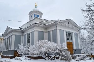 Vanha kirkko talvella ulkomaalausten jälkeen.